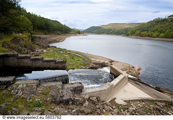 Niedriger Wasserstand in einem Stausee  Derwent Reservoir  Fluss Derwent  Derbyshire  England  Großbritannien  Europe