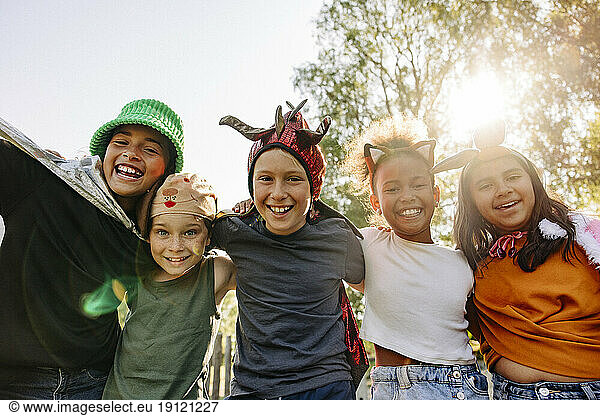 Niedriger Winkel Porträt der glücklichen Kinder tragen Stirnbänder stehen mit den Armen um im Ferienlager