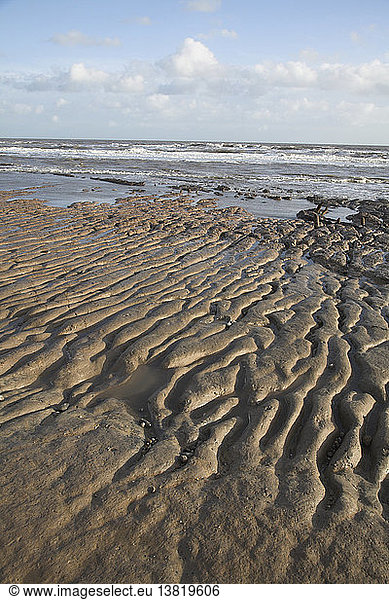 Niedrigwasser legt den geriffelten Londoner Lehm entlang der Küste von Suffolk zwischen Dunwich und Walberswick Suffolk England frei