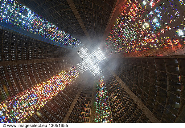 Niedrigwinkel-Ansicht der kreuzförmigen Decke in einer Kathedrale