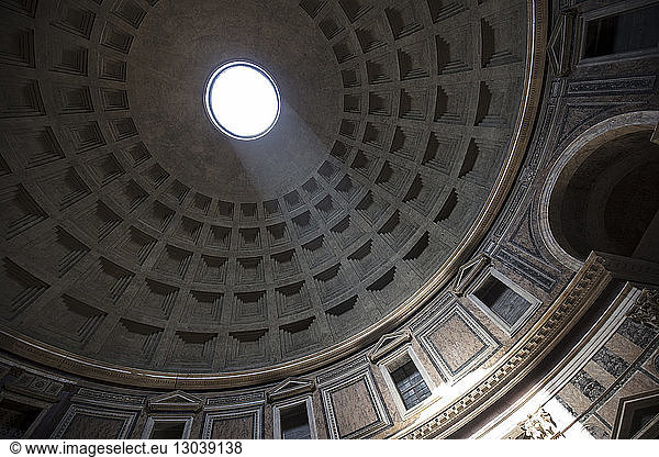Niedrigwinkel-Ansicht des Sonnenlichts  das aus dem Loch bei Pantheon fällt
