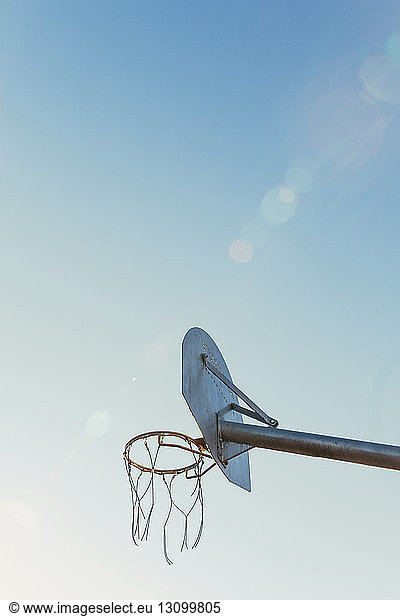 Niedrigwinkel-Ansicht eines gebrochenen Basketballkorbs gegen den Himmel