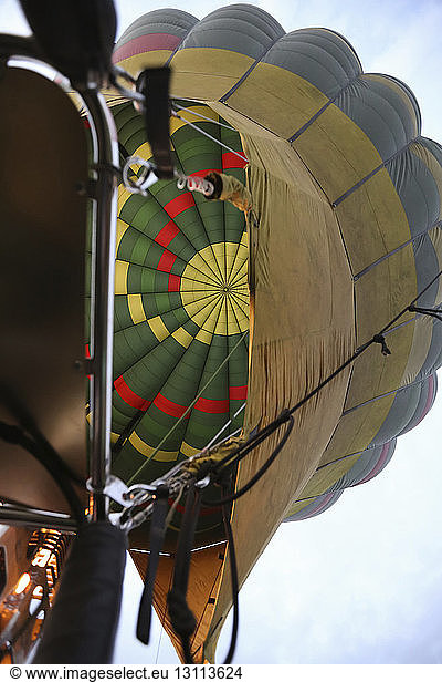 Niedrigwinkel-Ansicht eines Heißluftballons gegen den Himmel