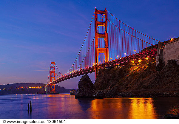 Niedrigwinkelansicht der beleuchteten Golden Gate Bridge gegen blauen Himmel