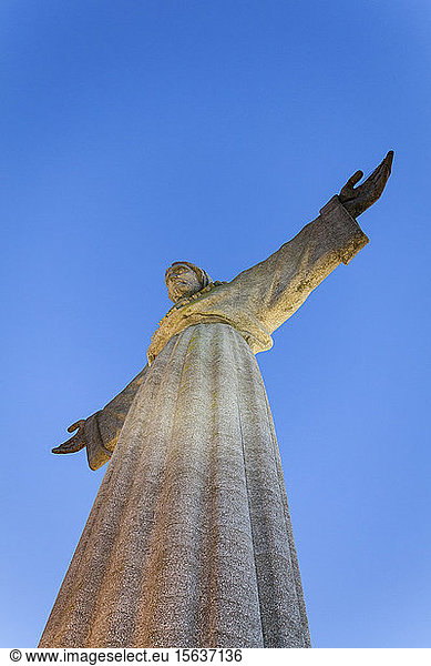 Niedrigwinkelansicht der Christus-König-Statue vor klarem blauen Himmel  Lissabon  Portugal
