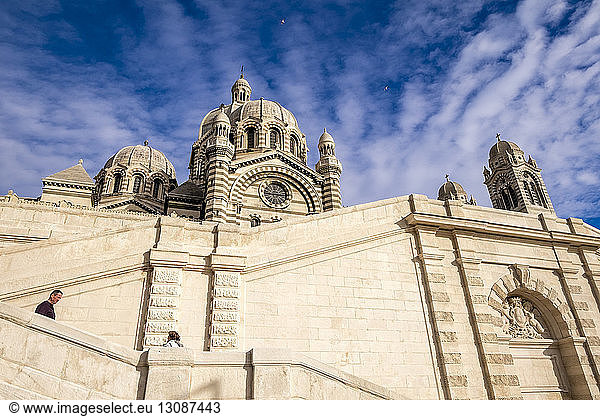 Niedrigwinkelansicht der Kathedrale von Marseille gegen den Himmel