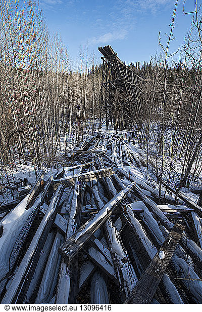 Niedrigwinkelansicht einer verlassenen Holzbrücke gegen den Himmel im Winter