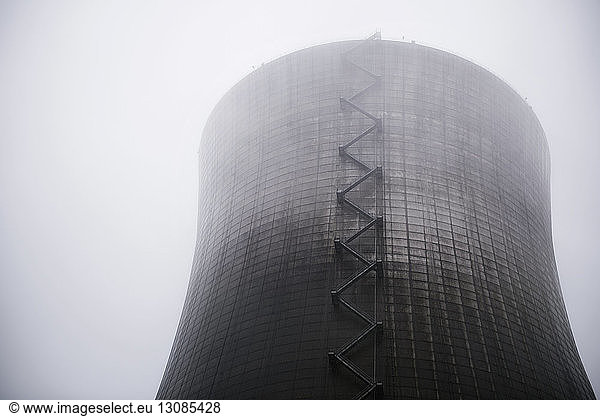 Niedrigwinkelansicht eines Kernreaktors bei nebligem Wetter
