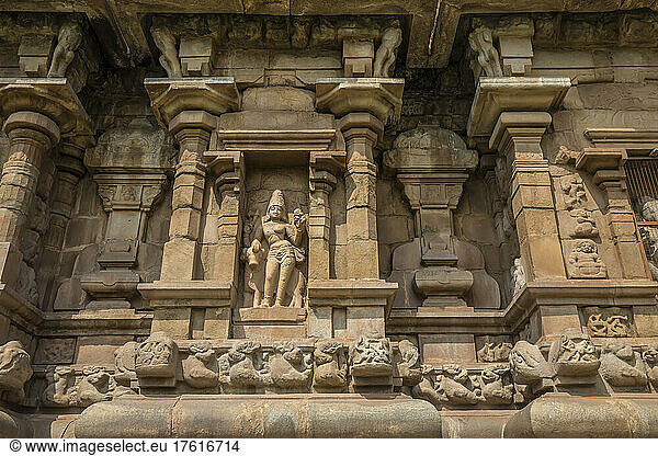 Nische mit Schnitzereien einer Hindu-Gottheit in der Steinwand des Airavatesvara-Tempels aus der dravidischen Chola-Zeit mit Säulen und Reliefs; Darasuram  Tamil Nadu  Indien