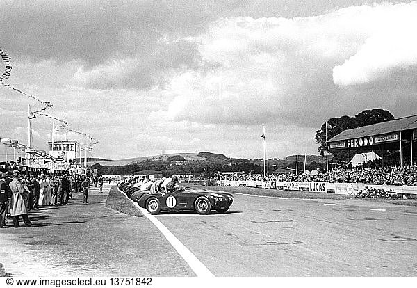 No11 George Abecassis´ HWM Jaguar an der Spitze des Startfeldes beim Start im Stil von Le Mans. Goodwood 9 Hours England  22. August 1953. '