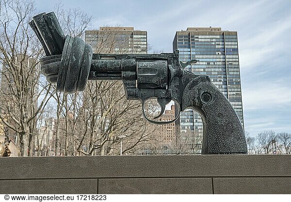 Non-Violence Sculpture  The Knotted Gun  Pistole mit Knoten im Lauf  Skulptur des Künstlers Carl Fredrik Reuterswärd vor dem Hauptquartier der Vereinten Nationen  UNO-Hauptquartier  United Nations  New York City  New York State  USA  North America