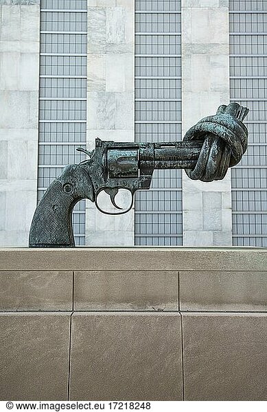 Non-Violence Sculpture  The Knotted Gun  Pistole mit Knoten im Lauf  Skulptur des Künstlers Carl Fredrik Reuterswärd vor dem Hauptquartier der Vereinten Nationen  UNO-Hauptquartier  United Nations  New York City  New York State  USA  North America