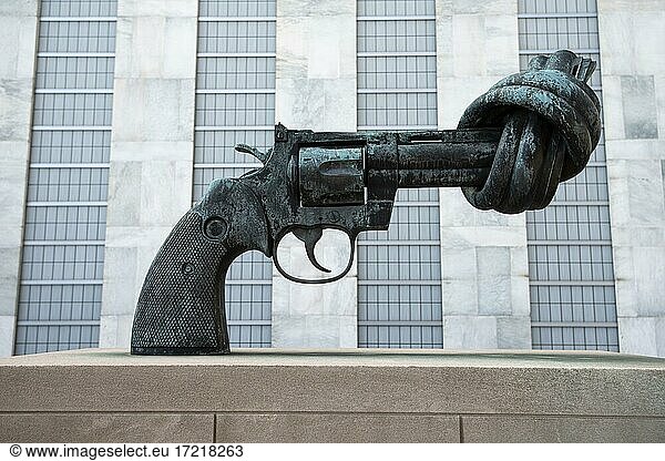 Non-Violence Sculpture  The Knotted Gun  Pistole mit Knoten im Lauf  Skulptur des Künstlers Carl Fredrik Reuterswärd vor dem Hauptquartier der Vereinten Nationen  UNO-Hauptquartier  United Nations  New York City  New York State  USA  Nordamerika
