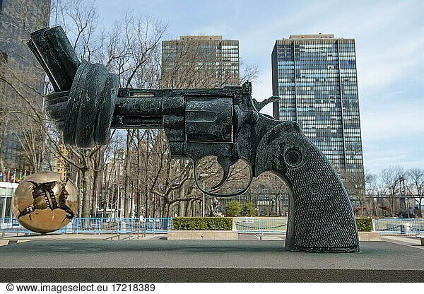 Non-Violence Sculpture  The Knotted Gun  Pistole mit Knoten im Lauf  Skulptur des Künstlers Carl Fredrik Reuterswärd vor dem Hauptquartier der Vereinten Nationen  UNO-Hauptquartier  United Nations  New York City  New York State  USA  Nordamerika
