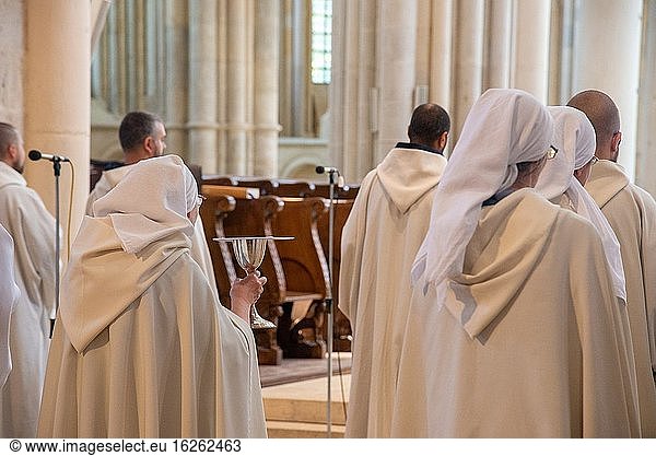 Nonnen singen in der Basilika von Vezelay in Frankreich