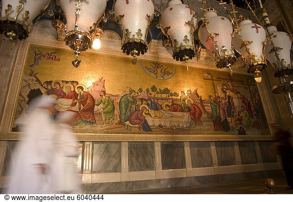 Nonnen vor Wandmalerei von Jesu Christi Tod  Kirche des heiligen Sepulchre  alte Walled Stadt  Jerusalem  Israel  Nahost