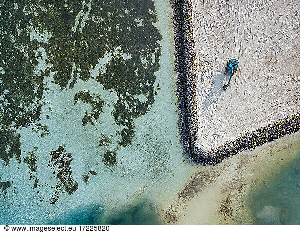 Nord-Male-Atoll  Insel Huraa  Luftaufnahme eines Baggers