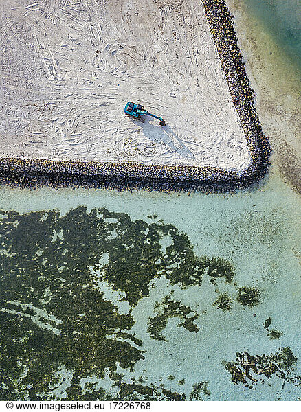 Nord-Male-Atoll  Insel Huraa  Luftaufnahme eines Baggers