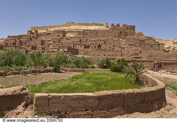 Nordafrika Berg Mensch Menschen Gebäude Großstadt Querformat befestigen UNESCO-Welterbe Afrika Ait Benhaddou Kasbah Ksar Marokko Schlamm Ouarzazate