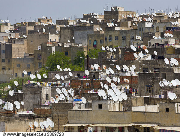 Nordafrika Fès Fez Dach Gebäude niemand Großstadt Querformat Essgeschirr Ansicht Telekommunikation Afrika Fes Marokko