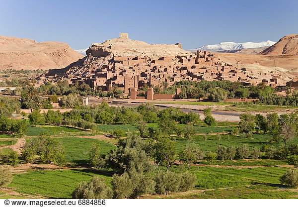 Nordafrika  Karawane  nebeneinander  neben  Seite an Seite  gebraucht  Stadt  Fluss  Nostalgie  Richtung  UNESCO-Welterbe  Afrika  antik  Campingwagen  Film  Kasbah  Ort  Marokko  Ouarzazate