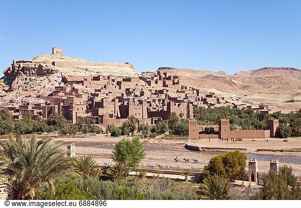 Nordafrika Karawane nebeneinander neben Seite an Seite gebraucht Stadt Fluss Nostalgie Richtung UNESCO-Welterbe Afrika antik Campingwagen Film Kasbah Ort Marokko Ouarzazate