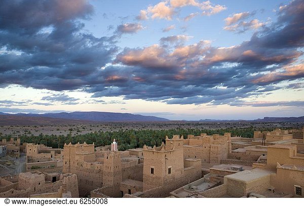 Nordafrika klar Berg über Gebäude Wüste Ansicht befestigen flach Afrika Marokko