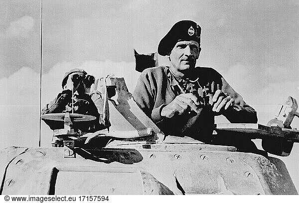 NORDAFRIKA -- Nov 1942 -- General Bernard L Montgomery beobachtet den Aufmarsch seiner Panzer  Nordafrika -- Bild von Lightroom Photos / US Army *Beste verfügbare Qualität. NB Nicht vollständig auf Staub und Kratzer retuschiert.