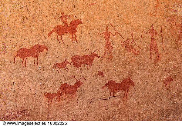 Nordafrika  Sahara  Algerien  Nationalpark Tassili N'Ajjer  Tadrart  neolithische Felskunst  Felsmalerei von Pferden  Reitern und Ziegen