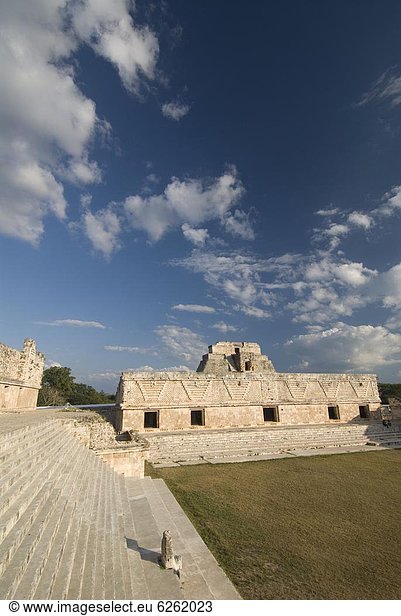 Nordamerika  Mexiko  UNESCO-Welterbe  Nonne  links  Uxmal  Yucatan