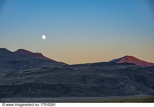 Nordamerika  USA  Nevada  Black Rock Desert  North Black Rock Range Wilderness  Mondaufgang