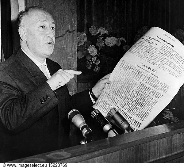 Norden  Albert  4.12.1904 - 30 5.1982  deut. Journalist und Politiker (SED)  legt bei einer Pressekonferenz Beweise der NS Vergangenheit von Hans Globke vor  Ostberlin  29.7.1960