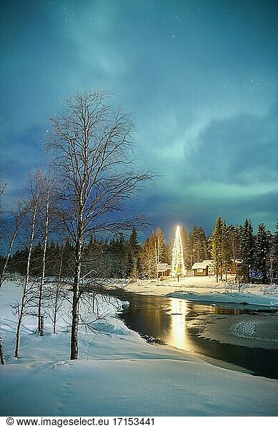 Nordlicht (Aurora borealis) über Akaslompolo  einer kleinen Stadt in Finnisch-Lappland  innerhalb des Polarkreises in Finnland