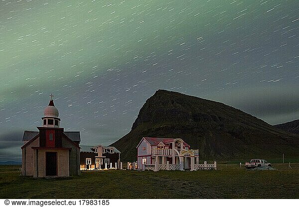 Nordlichter über Samúel Jónßon-Kunstmuseum  Brautarholt  Séladalur  Arnarfjördur oder Arnarfjörður  Westfjorde  Nordwestisland  Island  Europa
