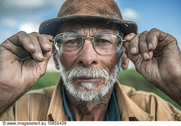 Nordostbrasilianischer Cowboy richtet seine Brille
