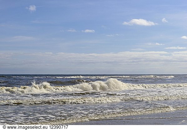 Nordsee mit starkem Wellengang Oststrand Norderney Ostfriesische Inseln Niedersachsen Deutschland Europa