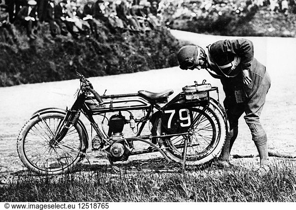 Norman Black bei der Reparatur eines Defekts an seinem Norton-Motorrad  1920. Künstler: Unbekannt
