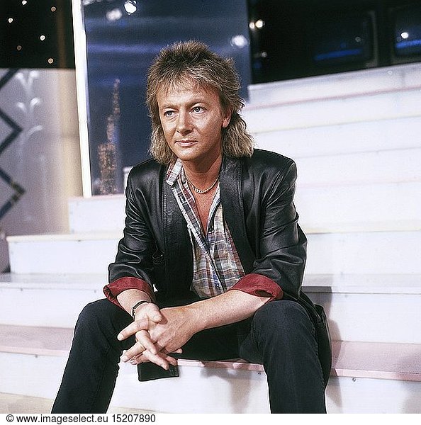 Norman  Chris  * 25.10.1950  British singer  half length  sitting on steps  1990s