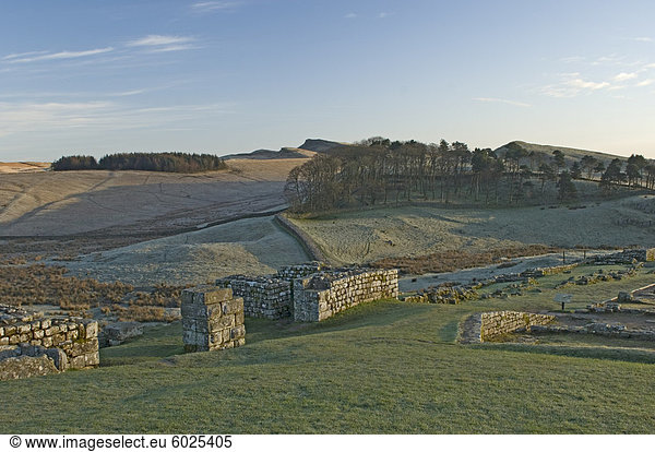 North Gateway auf Osten Kings Hill und Sewingshields Crag  lag Römerkastell  Hadrianswall  UNESCO Weltkulturerbe  Northumbria  England  Vereinigtes Königreich  Europa
