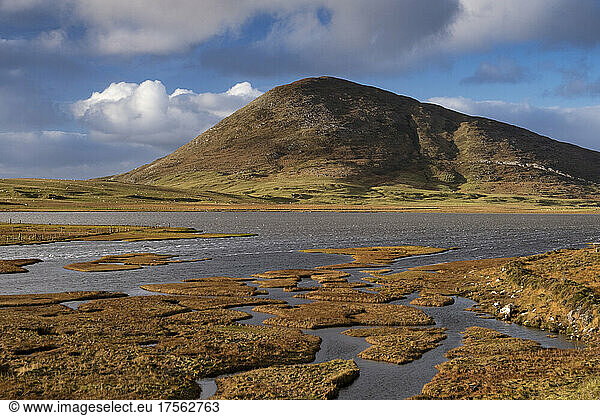 Northton Saltings im Rücken von Ceapabhal  in der Nähe von Scarista  Isle of Harris  Äußere Hebriden  Schottland  Vereinigtes Königreich  Europa