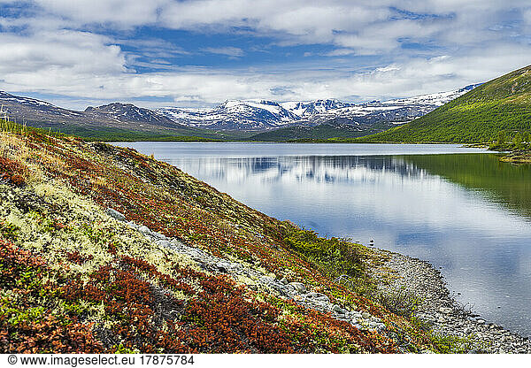 Norway  Innlandet  Lake in Jotunheimen National Park with mountains in background