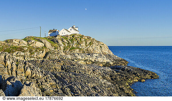 Norway  Nordland  Henningsvaer  Secluded coastal houses on Austvagoya island