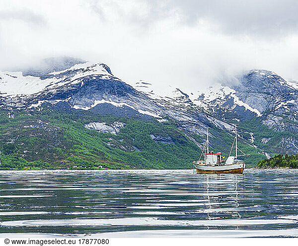 Norway  Nordland  Morsvikbotn  Fishing boat in Morsvikfjorden