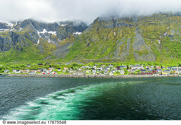 Norway  Troms og Finnmark  Gryllefjord  Secluded fishing village on coast of Gryllefjorden