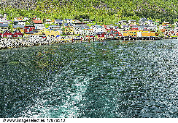 Norway  Troms og Finnmark  Gryllefjord  Secluded fishing village on coast of Gryllefjorden