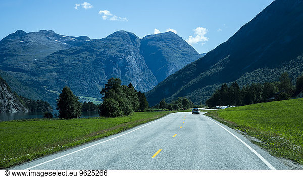 Norwegen  Alesund  Landschaft mit Landstraße