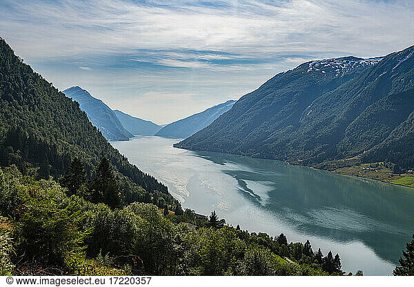 Norwegen  Aurland  Blick von oben auf den Aurlandsfjord