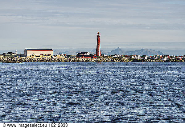 Norwegen  Blick auf Leuchtturm am Atlantik