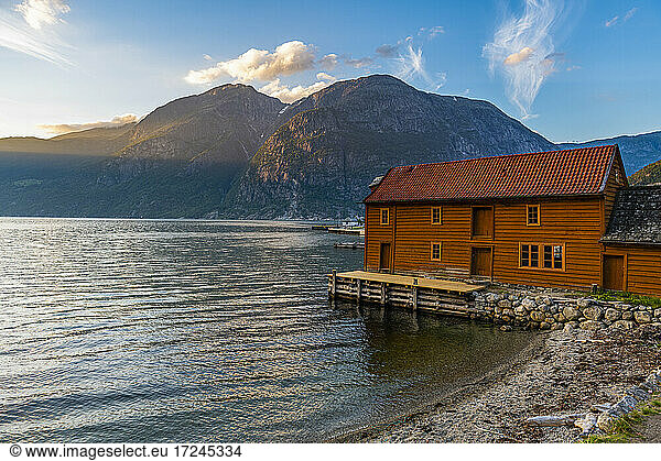 Norwegen  Eidfjord  Rustikales Bootshaus am Ufer des Eidfjords