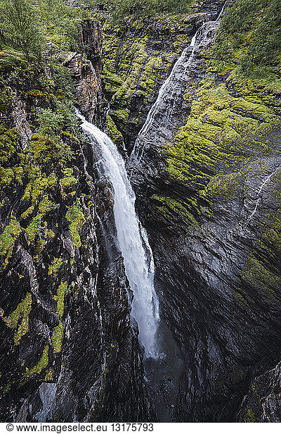 Norwegen  Lappland  Nordkap  Wasserfall an einer Klippe